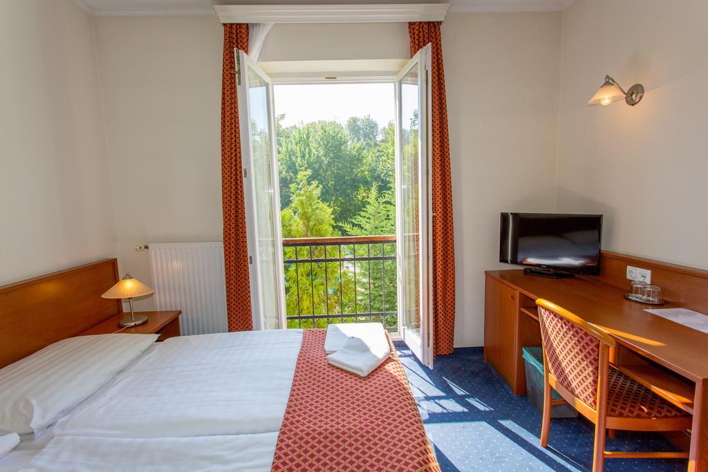 Fonix Hotel Балатонфёльдвар Экстерьер фото