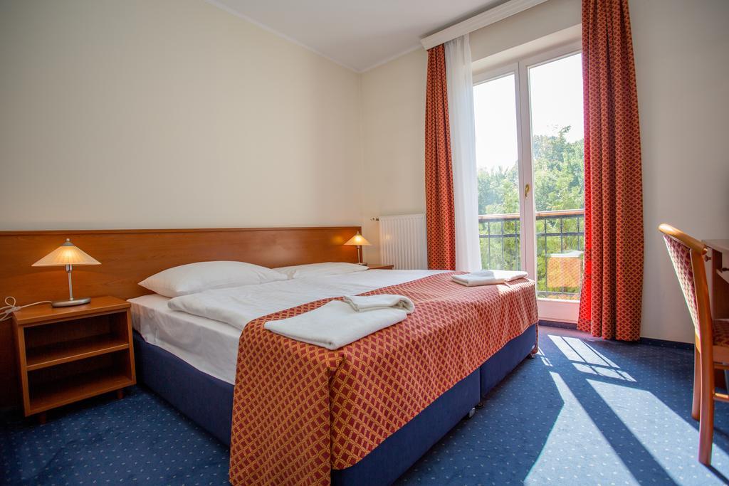 Fonix Hotel Балатонфёльдвар Экстерьер фото
